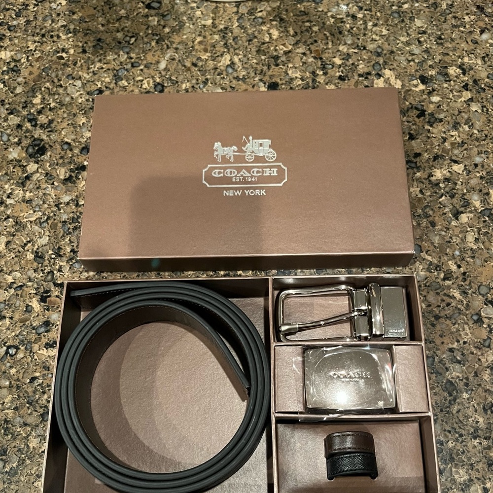 COACH LEATHER REVERSIBLE ADJUSTABLE BELT BLACK/BROWN (actual BELT length… - Picture 2 of 10